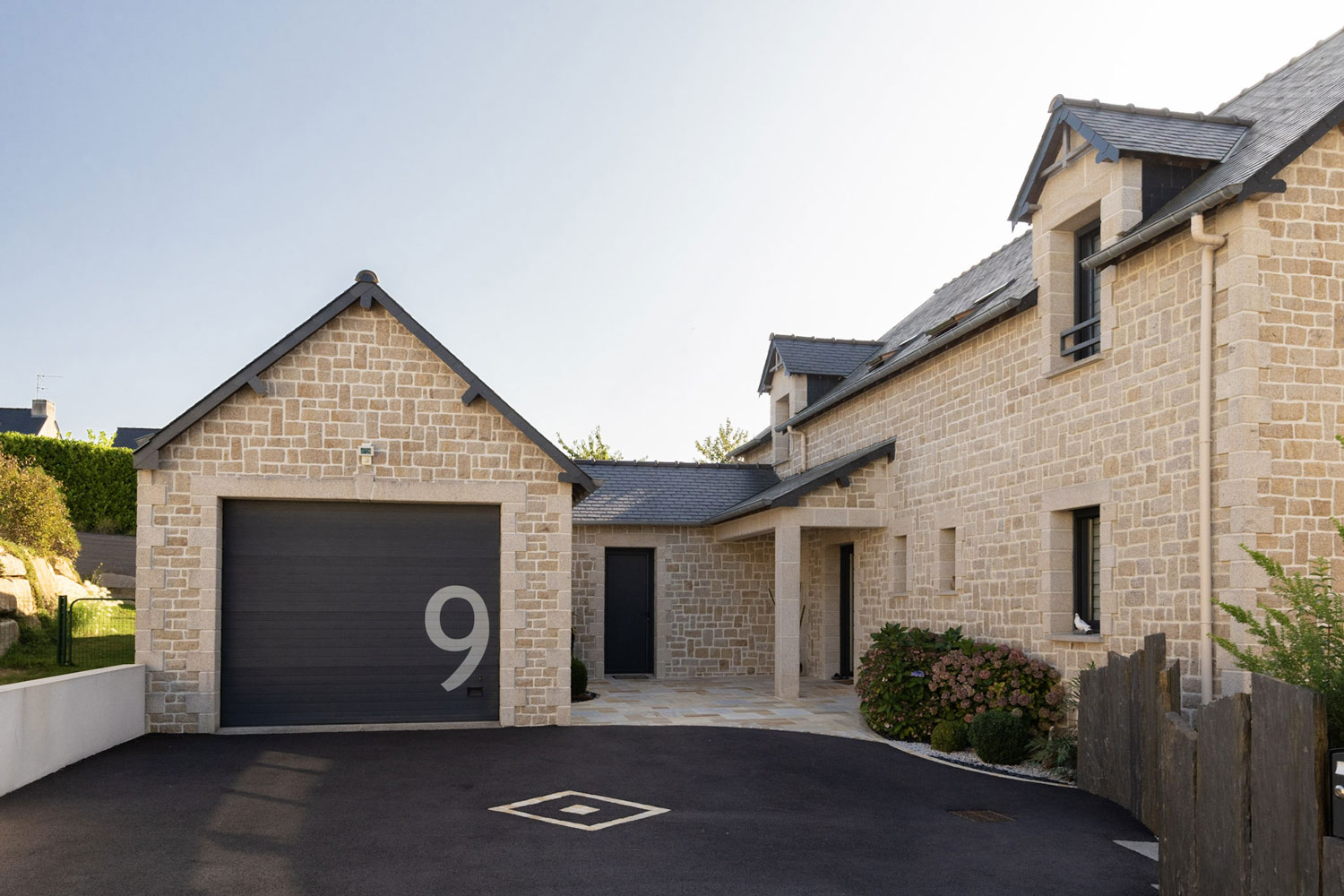 Allée Menant Au Garage Dans Le Jardin Ensoleillé De La Maison