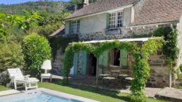 paysage cantal - piscine terrasse pergola
