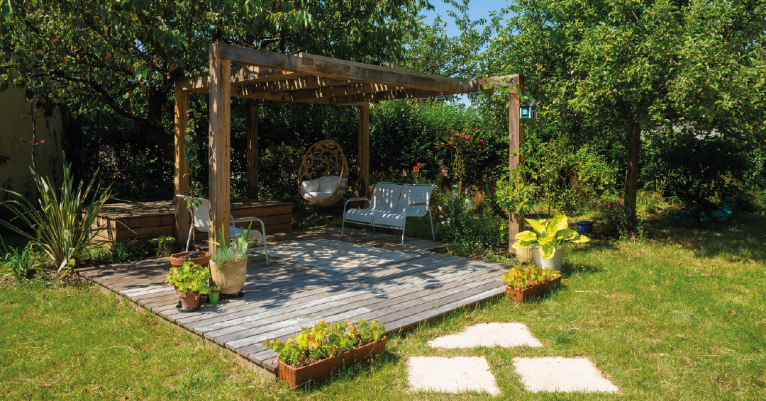 tonnelle bois terrasse bois clématite ombrage naturel