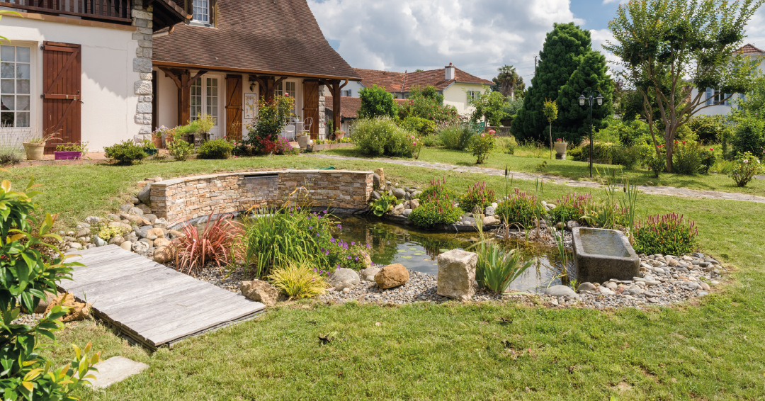 un enrochement paysager autour d’un bassin de jardin