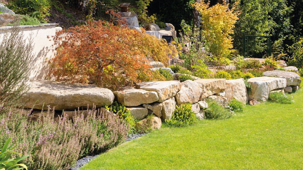 des roches empilées pour créer un muret paysager