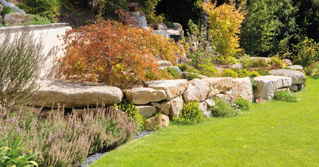 des roches empilées pour créer un muret paysager