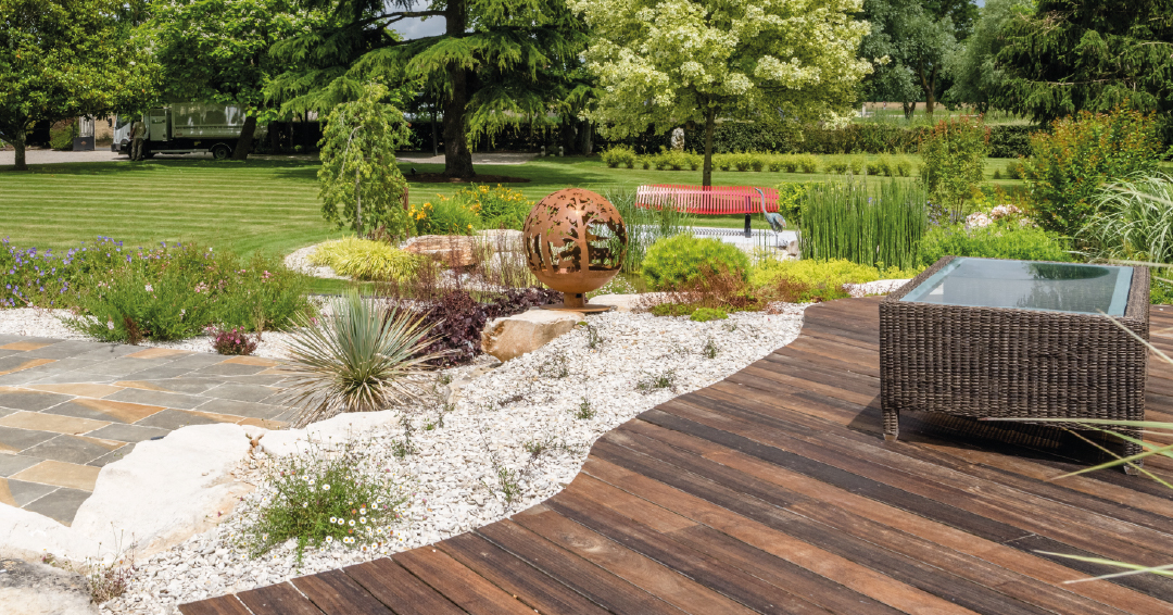terrasse végétalisée avec plantes en pots, bacs et jardinières, réalisée par les paysagistes du réseau Alliance Paysage