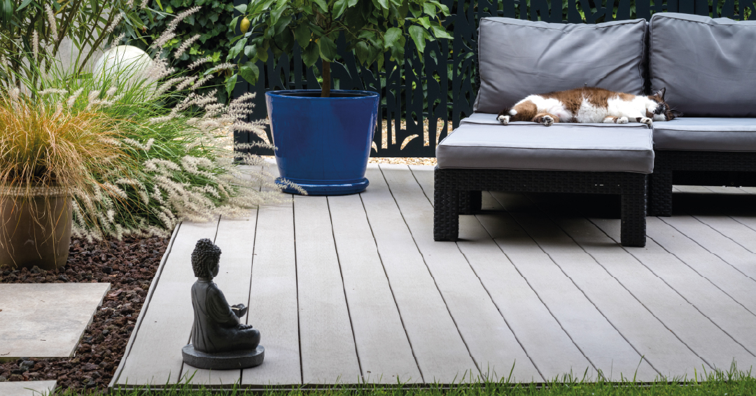 revêtement de terrasse en pierre naturelle avec carrelage extérieur posé par un professionnel du paysage