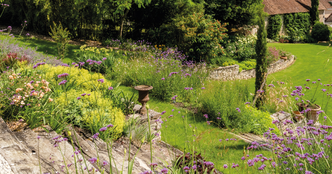 jardin naturel avec escalier bois lavandes poteries