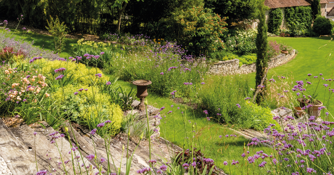lavandes et escalier paysager dans un jardin pour apporter senteurs et couleurs