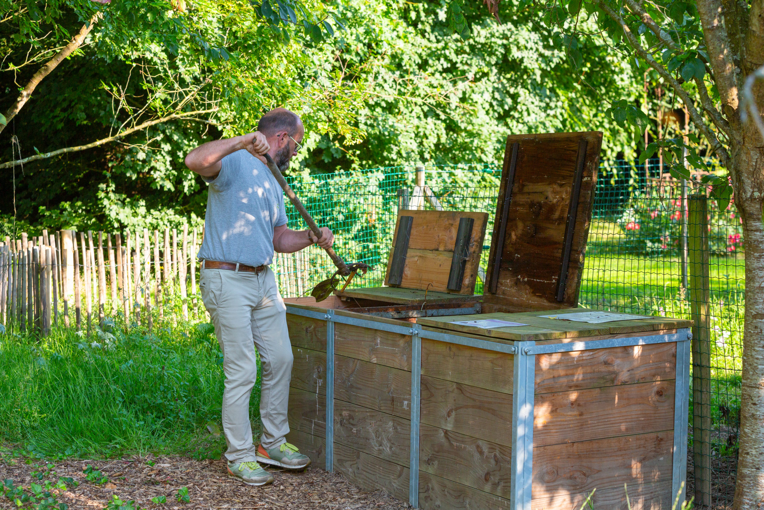 un homme en train de faire du compost