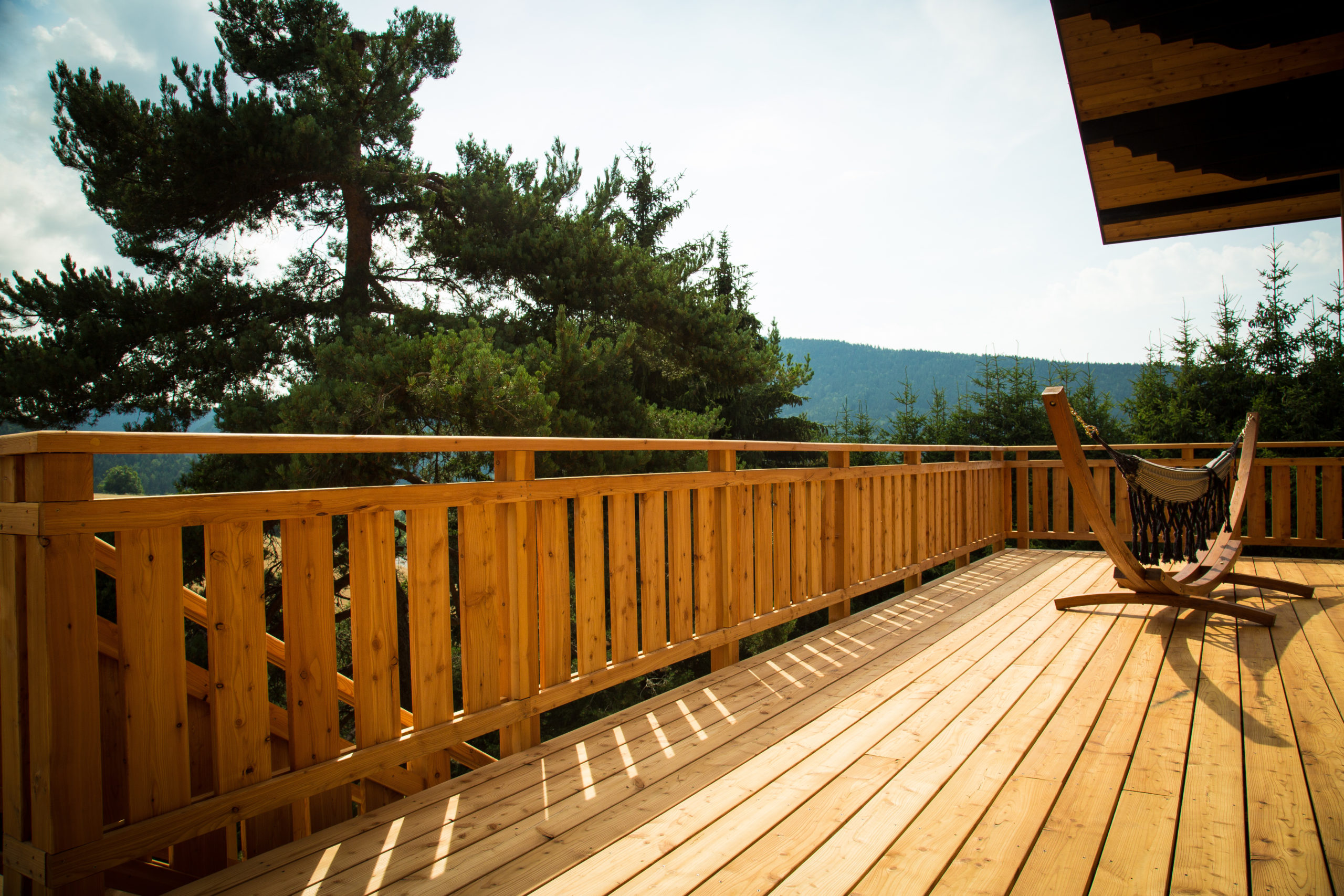 une terrasse en bois sur un balcon