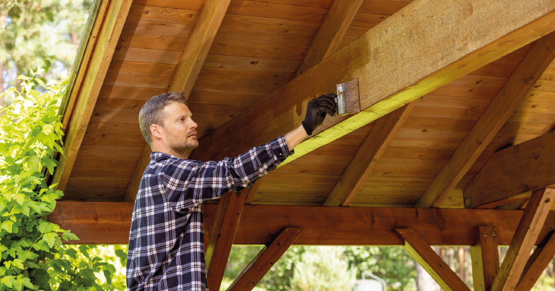 un entretien de carport avec un traitement de bois