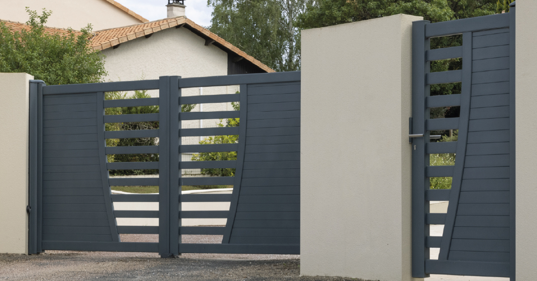 un portillon en aluminium avec un portail ajouré
