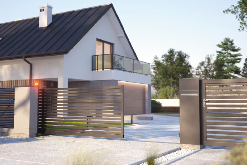 un portail coulissant en aluminium devant une maison contemporaine