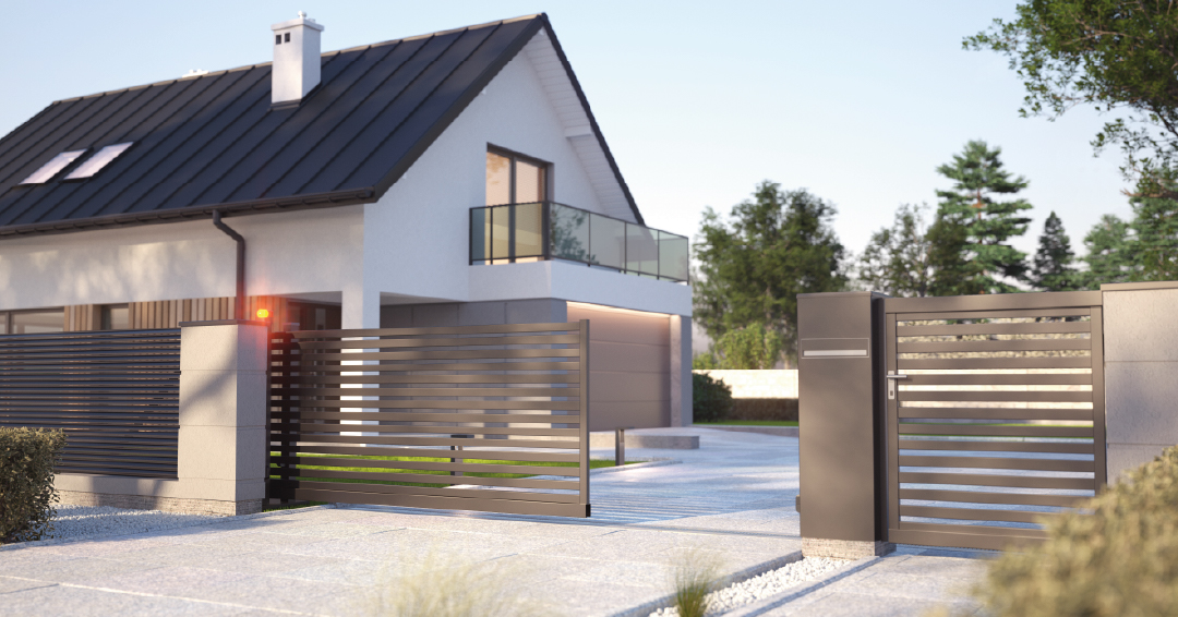 un portail coulissant en aluminium devant une maison contemporaine