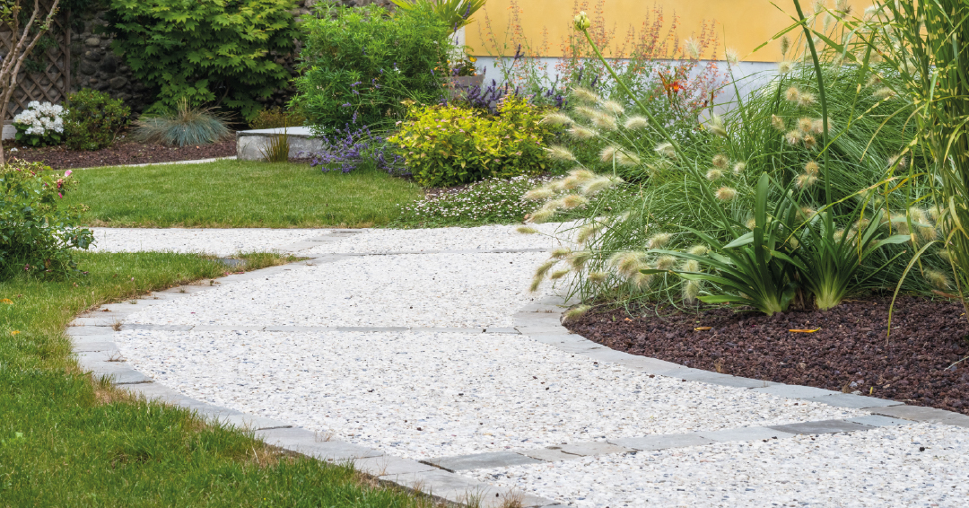 une allée piétonne en béton drainant