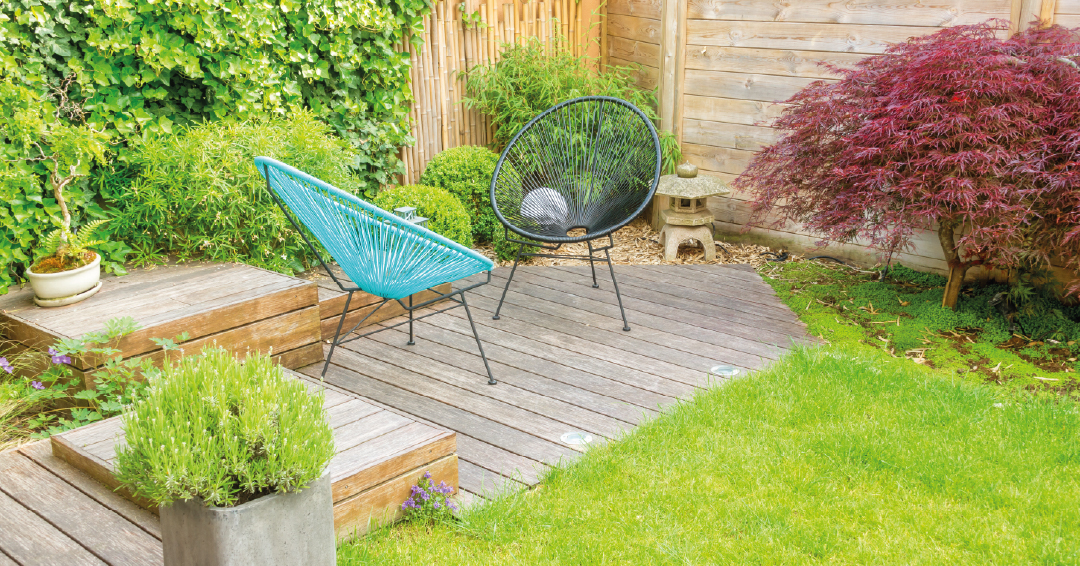 un jardin avec terrasse et sièges colorés