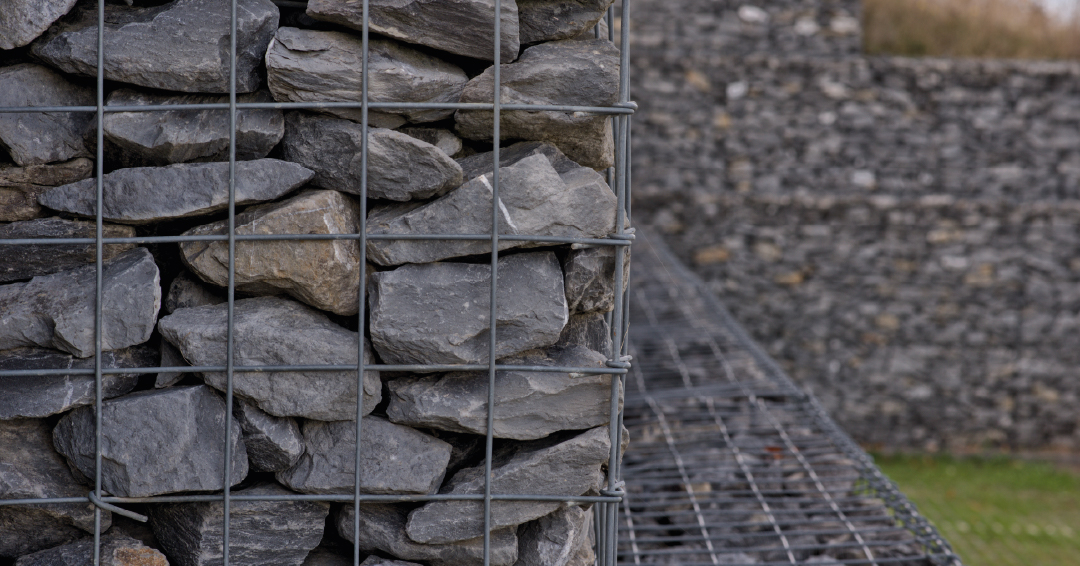 des gabions pour retenir un jardin en pente