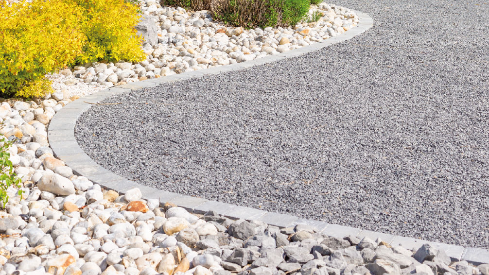 une allée drainante dans un jardin