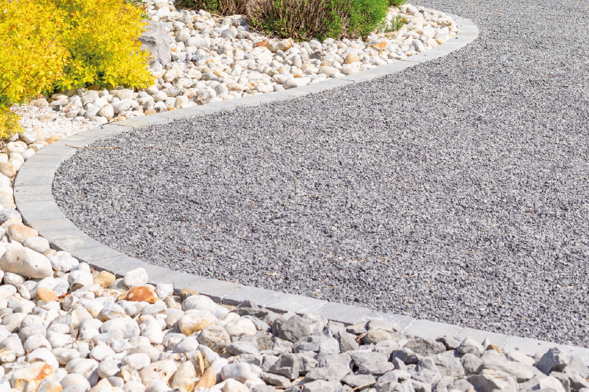 une allée drainante dans un jardin