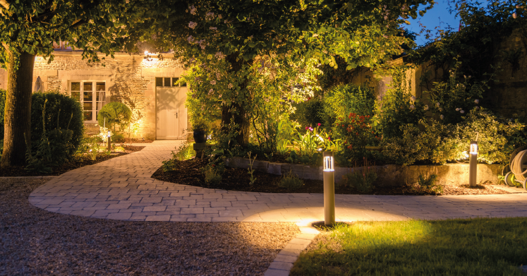 une allée pavée avec un éclairage de jardin