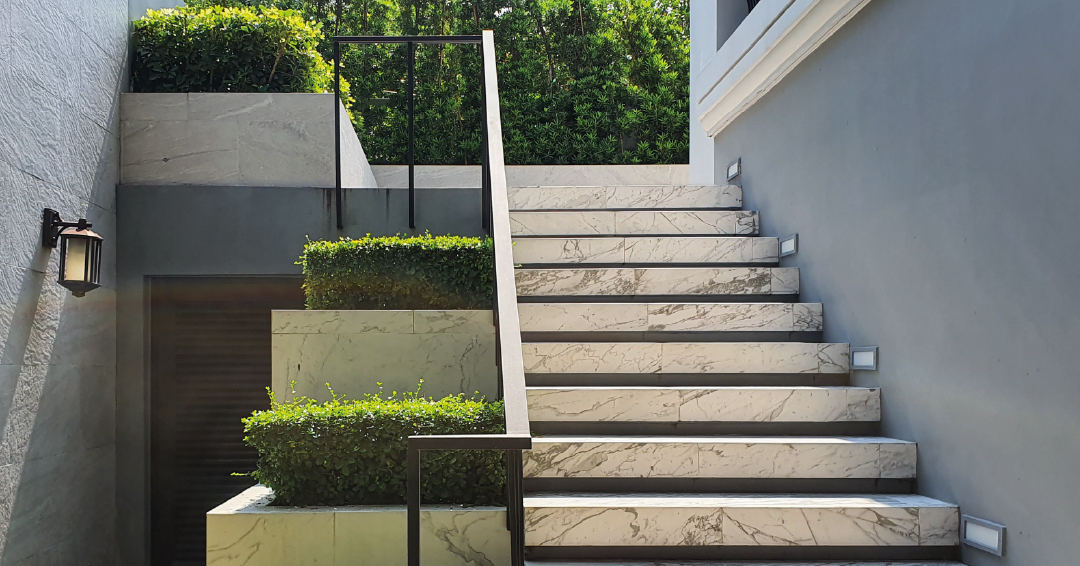 un escalier suspendu préfabriqué en pierre reconstituée