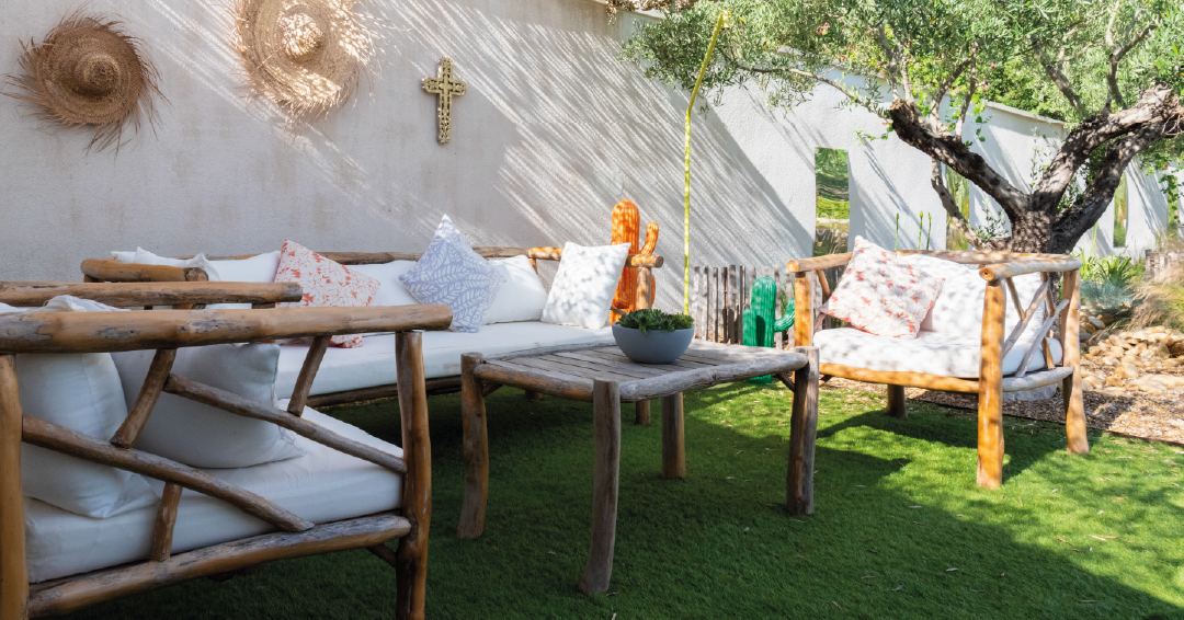 une tonnelle en bois certifié dans un jardin