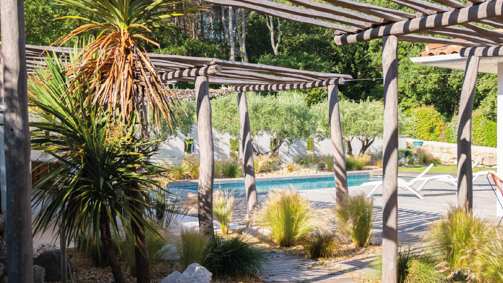 une pergola en bois avec une terrasse bois certifié