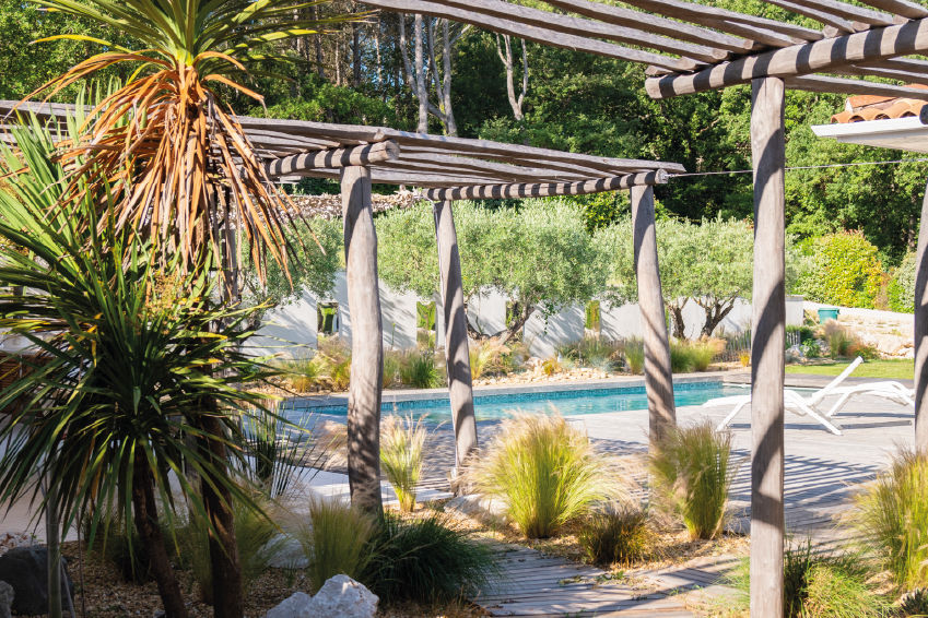 une pergola en bois avec une terrasse bois certifié