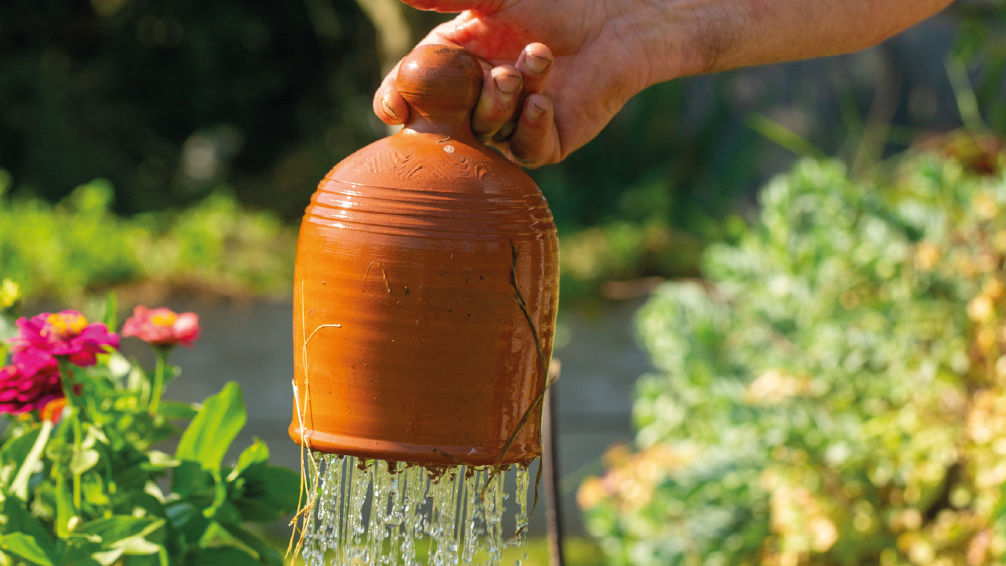 un olla en terre cuite pour limiter la consommation d’eau au jardin