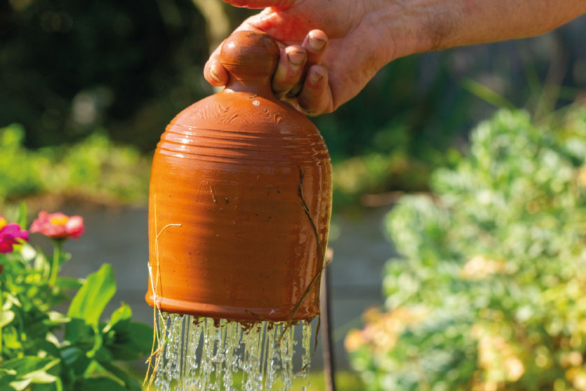 un olla en terre cuite pour limiter la consommation d’eau au jardin