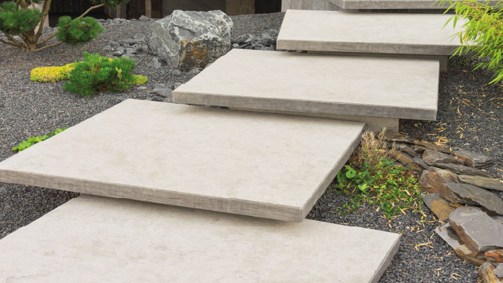 des dalles d’emmarchement en béton dans un jardin