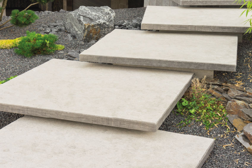 des dalles d’emmarchement en béton dans un jardin
