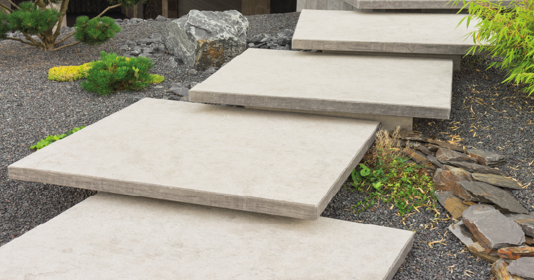 des dalles d’emmarchement en béton dans un jardin