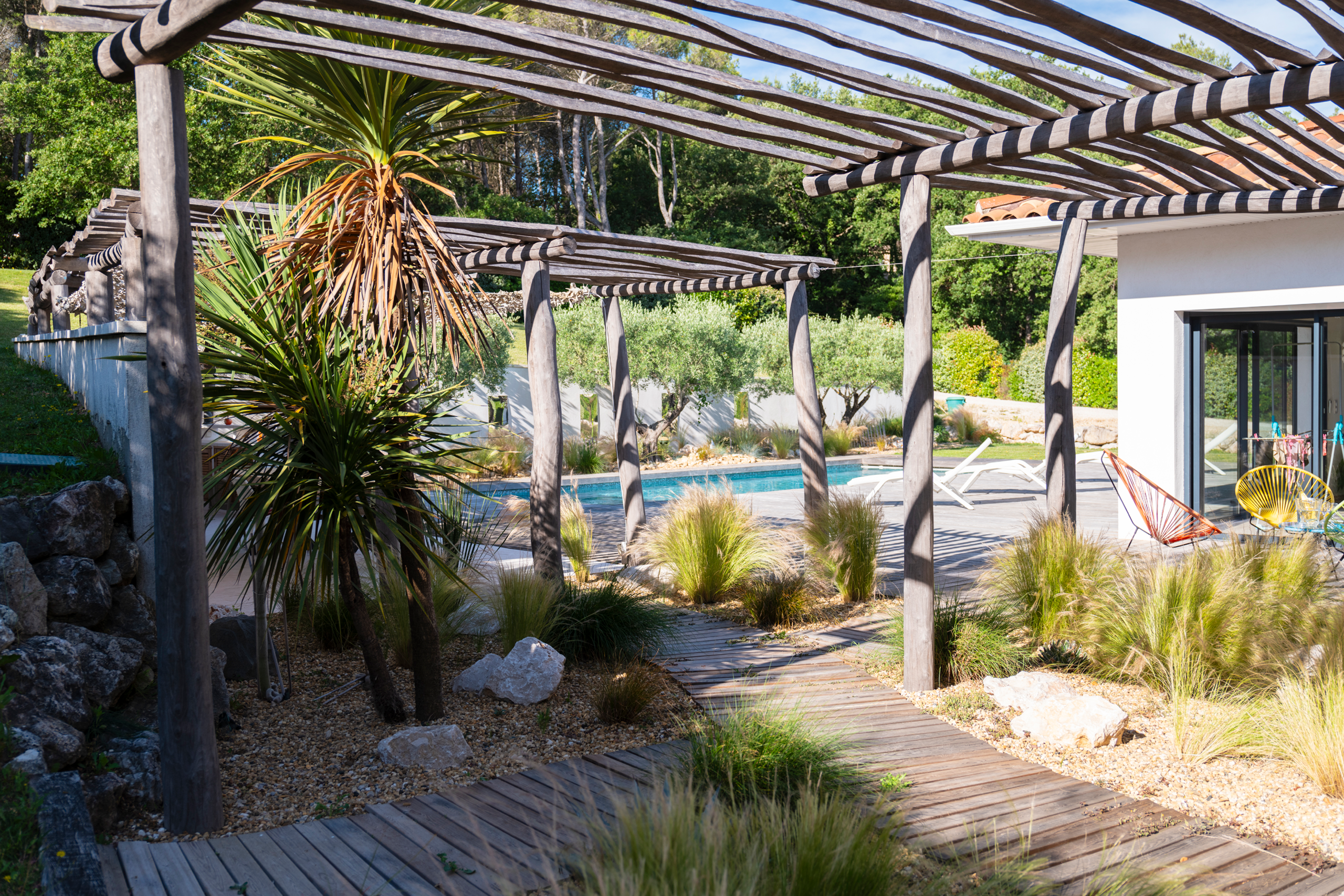 idées aménagement jardin style naturel graminées massif vivaces pelouse